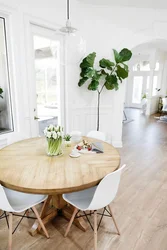 Круглый деревянный стол в интерьере кухни