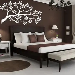 Дизайн интерьера в спальне с темной мебелью