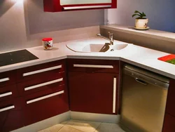 Угловая мойка на кухне в интерьере