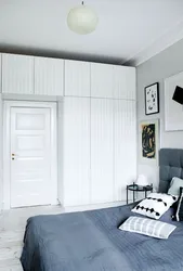 Дизайн спальни дверь посередине