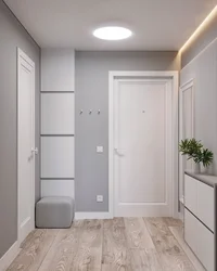 Интерьер квартиры с обоями с светлыми дверьми