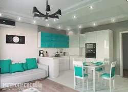 Современный интерьер гостиной с белой кухней
