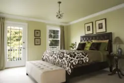 Оливковые обои в интерьере спальни