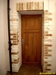 Отделка дверей декоративным камнем в квартире фото