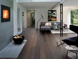 Интерьер гостиной с деревянным полом