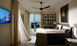 Дизайн спальни с окном и балконом на разных стенах