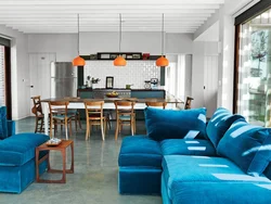 Синий диван в интерьере кухни фото