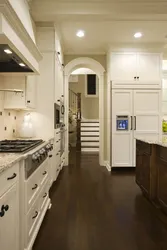 Белые двери в интерьере кухни фото