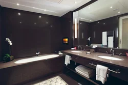 Интерьер ванны с темной мебелью