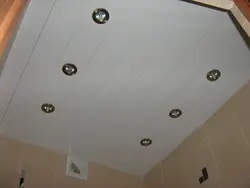 Потолок в ванной из пластиковых панелей с точечными светильниками фото