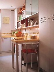 Маленькая кухня с холодильником и столом фото