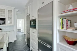 Интерьер кухни с встроенным шкафом