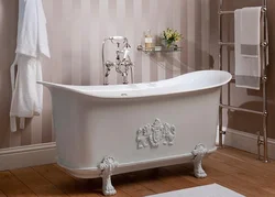 Ванна на ножках в интерьере ванной комнаты