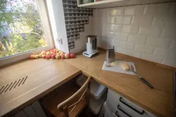 Вместо подоконника столешница на кухне в хрущевке фото