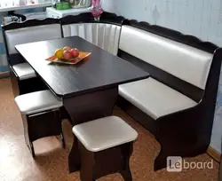 Уголок на кухню со столом и стульями фото