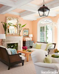 Сочетание персикового цвета в интерьере гостиной