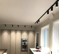 Дизайн трековых светильников на потолке в кухне