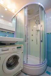 Интерьер ванной с душевой кабиной и стиральной