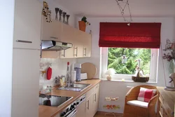 Интерьер и дизайн маленькой кухни с одним окном