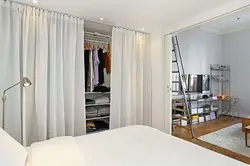Гардеробная со шторами вместо дверей в спальне фото