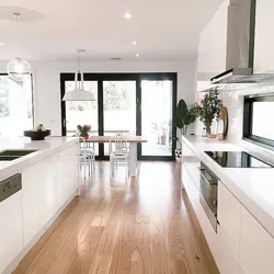 Дизайн кухни с панорамными окнами в современном стиле фото