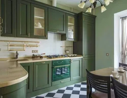 Кухня с темно зелеными фасадами в интерьере