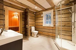 Дизайн ванной комнаты в деревянном доме с душевой кабиной