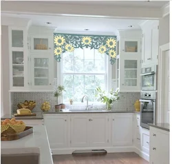 Фото кухни в доме с одним окном