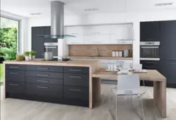 Ошхона хокистарӣ бо countertop чӯбӣ дар дохили ҳуҷраи меҳмонхона ошхона