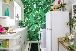 Обои с листьями в интерьере кухни