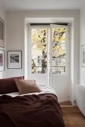 Дизайн спальни с одним окном напротив двери