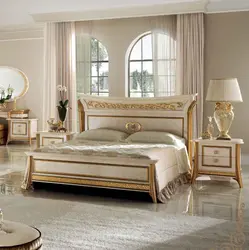 Интерьер спальни с классической кроватью