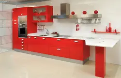 Интерьер кухни с красными стенами