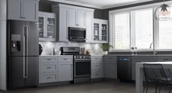 Интерьер дизайн кухни с белым холодильником