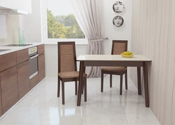 Дизайн кухни с коричневыми стульями