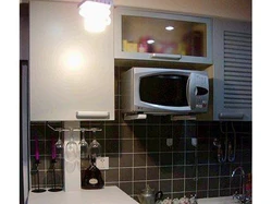 Как повесить микроволновку в маленькой кухне фото