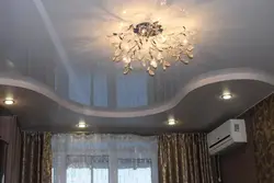Дизайн гостиной с двухуровневым потолком