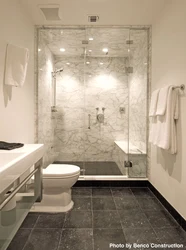 Дизайн ванной с душевой и туалетом в мраморе