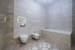 Виниловая плитка в ванной на стенах фото