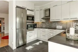 Кухня с холодильником серого цвета фото