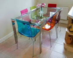 Интерьер кухни с стеклянным столом фото
