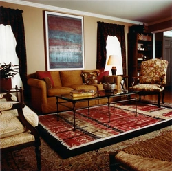 Интерьер с красным ковром на полу гостиной