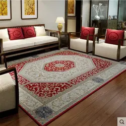Интерьер с красным ковром на полу гостиной
