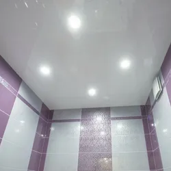 Какие потолки лучше в ванну в туалет фото