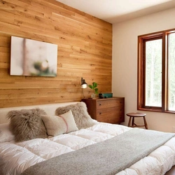 Дизайн спальни с деревянной стеной