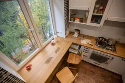 Стол у окна в маленькой кухне фото своими