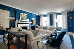 Белый с синим дизайн гостиной