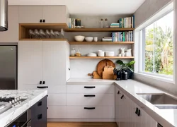 Смотреть фото кухонных гарнитуров для маленькой кухни