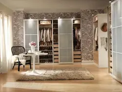 Интерьер гостиной комнаты с гардеробной