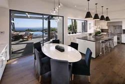 Кухня гостиная с панорамными окнами в доме дизайн фото